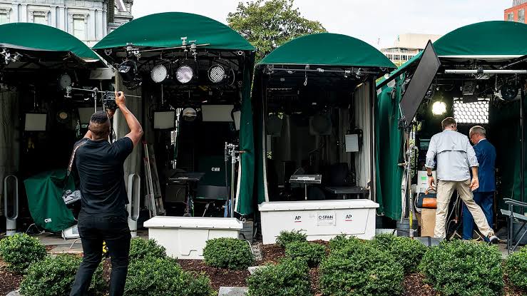 Trump move to ban news outlets blows up at White House
